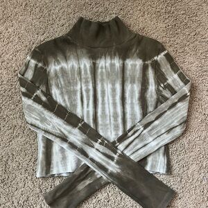 Cropped American Eagle tie dye turtleneck